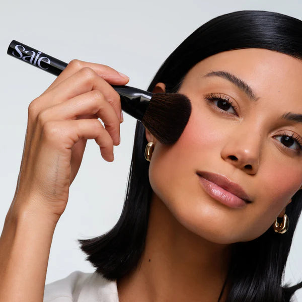 SAIE THE POWDER BLUSH BRUSH MADE FOR SUPERSUEDE™ BLUSH