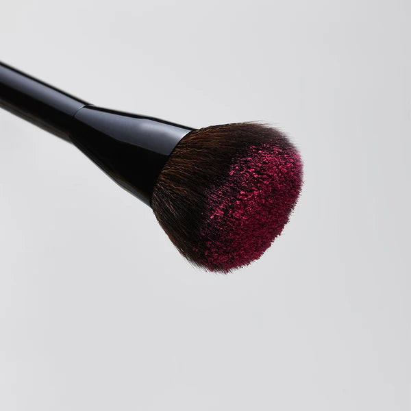 SAIE THE POWDER BLUSH BRUSH MADE FOR SUPERSUEDE™ BLUSH
